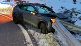 Ein gestohlenes Fahrzeug landete schwer beschädigt in der Leitschiene. (Bild: ZOOM.TIROL)