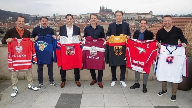 Dieter Kalt (Zw. v. re.) in einer Reihe mit Jaromir Jagr (Dri. v. li.) sowie Jari Kurri, Uwe Krupp oder Marjan Hossa - diese Legenden machten zusammen 10.000 NHL-Spiele. (Bild: zvg)