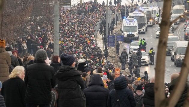 In Moskau trauerten Massen, die Polizei errichtete Metallzäune. (Bild: AP)