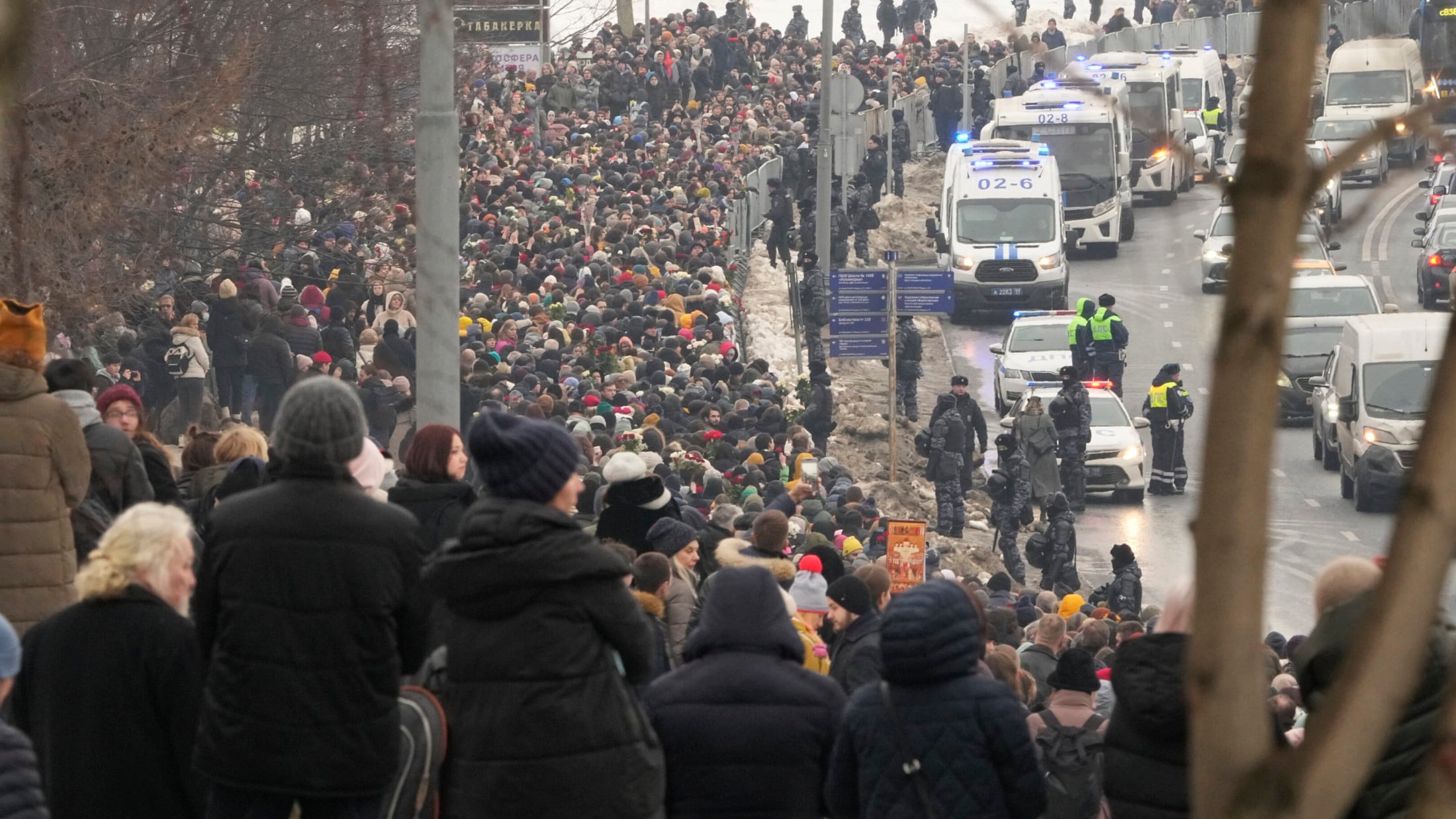 In Moskau trauerten Massen, die Polizei errichtete Metallzäune. (Bild: AP)