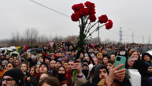 Viele hatten rote Nelken bei sich. (Bild: APA/AFP/Olga MALTSEVA)