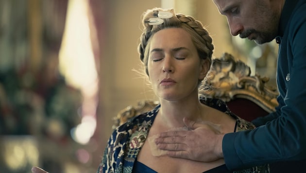 Because crew members couldn't stop laughing during one of Kate Winslet's sex scenes in "The Regime", they had to leave the set. (Bild: © Home Box Office, Inc. all rights reserved. Cinemax and related channels and service marks are the property of Home Box Office, Inc.)