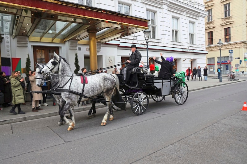 Vorfahrt mit Fiaker beim noblen Hotel Imperial (Bild: Karl Schöndorfer TOPPRESS)