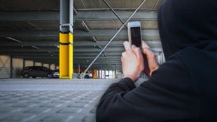 Tatort Parkhaus: Auch in dieser Garage in Favoriten wurde das Mädchen zum Opfer der Jugendbande. (Bild: Martin A. Jöchl, stock.adobe.com, Krone KREATIV)