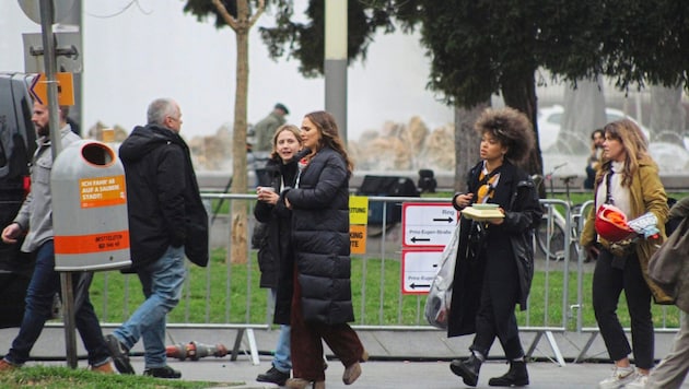 Locker und entspannt war Natalie Portman unterwegs mit Crew und Bodyguard beim Wiener Schwarzenbergplatz für den Dreh mit Guy Ritchie. (Bild: Martin Hofbauer)