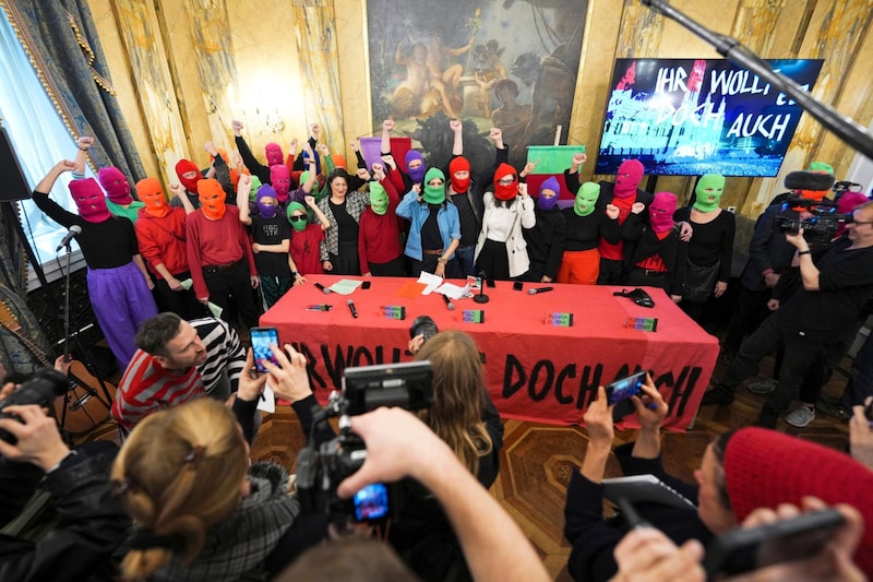 Die Präsentation des neuen Festwochen-Teams erfolgte dann zu Beginn in Sturmhauben (Bild: EVA MANHART / APA / picturedesk.com)