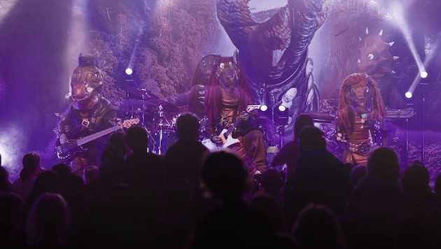 Irre Dino-Show: Die Musiker von „Heavysaurus“ begeisterten in Hallwang.  (Bild: Helmut Kronewitter)
