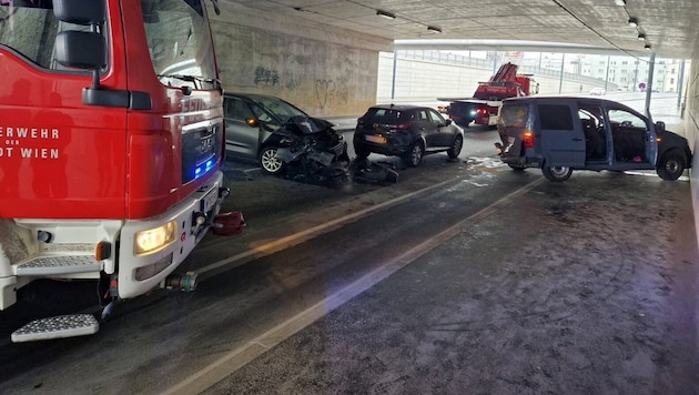 Au total, trois véhicules ont été impliqués dans la collision dans le passage souterrain de la voie ferrée. (Bild: Stadt Wien I Feuerwehr)