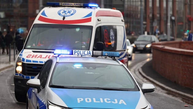 In Poland, a paramedic was attacked by a patient with a knife. The man succumbed to his serious injuries (symbolic image). (Bild: stock.adobe.com/DarSzach)