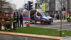 Die Einsatzkräfte geben ihr Möglichstes. (Bild: APA/AFP/-STR)