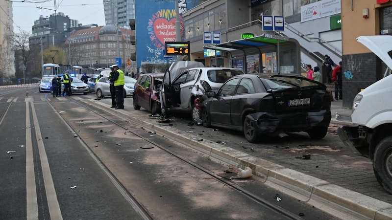 Die zerstörten Autos nach dem Zusammenstoß (Bild: APA/AFP/-STR)