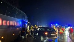 Während der Bergearbeiten war die B311 gesperrt. (Bild: Freiwillige Feuerwehr Saalfelden)