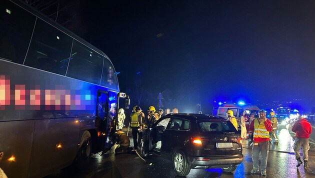The B311 was closed during the recovery operation. (Bild: Freiwillige Feuerwehr Saalfelden)