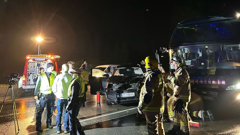 Feuerwehr, Rotes Kreuz und Polizei kümmerten sich um Unfallgeschehen und die Jugendlichen. (Bild: Freiwillige Feuerwehr Saalfelden)