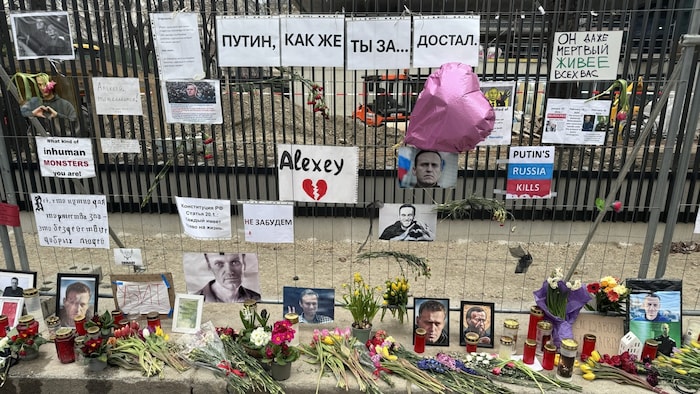 Commemoration opposite the Russian embassy in Vienna. Large letters read: "Putin, we are so sick ...