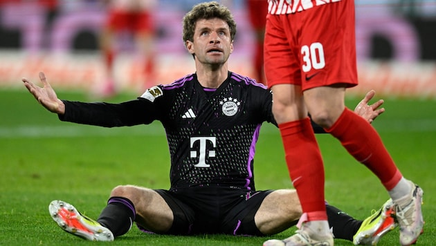 Thomas Müller can't believe it - another setback for FC Bayern. (Bild: AFP)