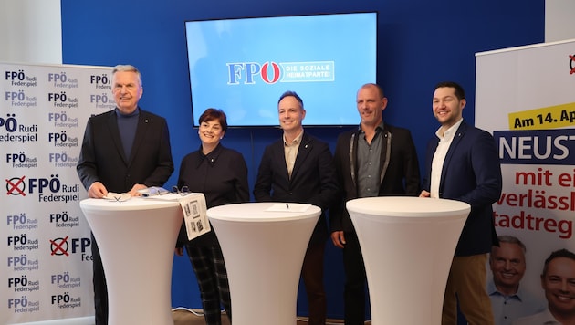 Die fünf Erstgereihten der FPÖ für die Gemeinde- und Bürgermeisterwahl (v. li.): Rudi Federspiel, Andrea Dengg, Spitzenkandidat Markus Lassenberger, Reini Happ, Fabian Walch. (Bild: Birbaumer Johanna)