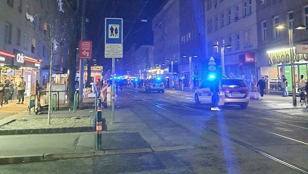 Intervention massive à Vienne-Favoriten. Deux hommes ont été grièvement blessés à l'arme blanche. (Bild: „Krone“-Leserreporter)