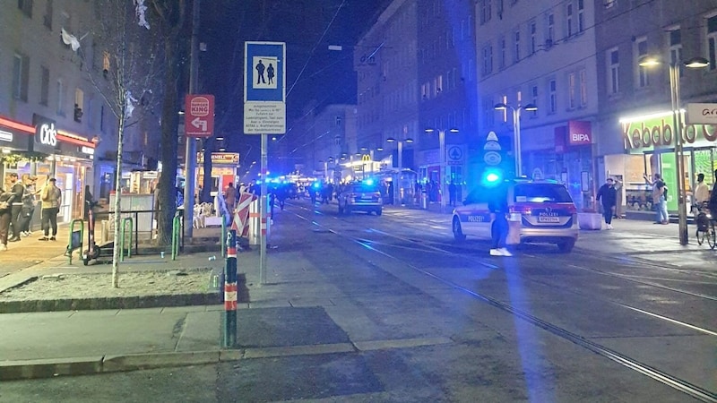 Großeinsatz in Wien-Favoriten: Zwei Männer wurden mit Messern schwer verletzt. (Bild: „Krone“-Leserreporter)