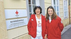 Die beiden Mitarbeiterinnen des Roten Kreuzes haben den alten Mann nach seinem Sturz versorgt. (Bild: Peter Tomschi)