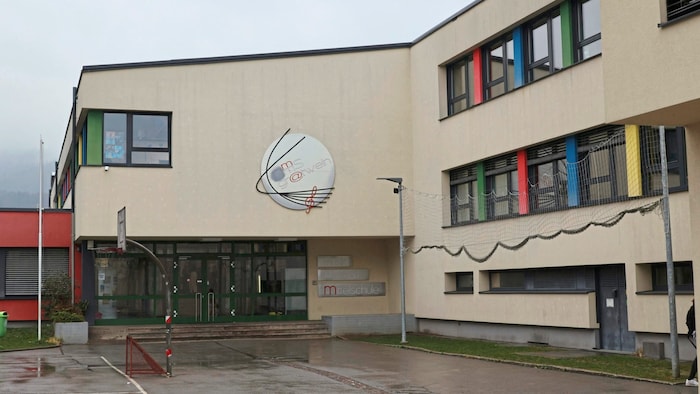 Tempo 30 soll zum Beispiel vor Schulen (Bild), Kindergärten, Krankenhäusern und ...