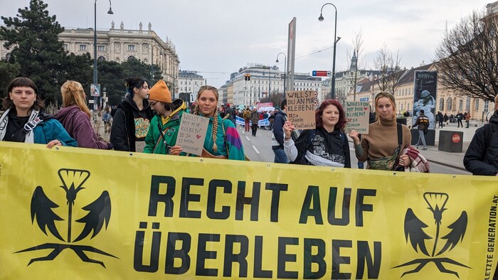 Auch Anja Windl war bei dem Protest am Museumsplatz wieder mit dabei. 
