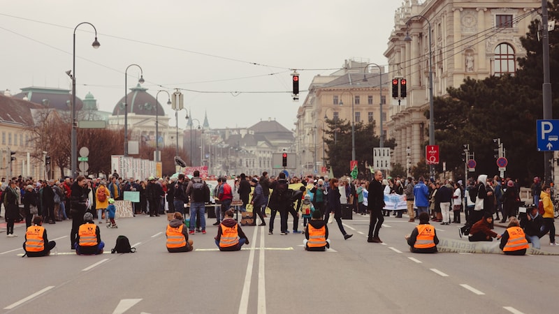 Lors de la grande manifestation de samedi, toute la circulation a été paralysée sur la Museumsplatz. Selon les informations de Dernière Génération, des centaines de personnes ont participé à l'action. (Bild: Letzte Generation AT)