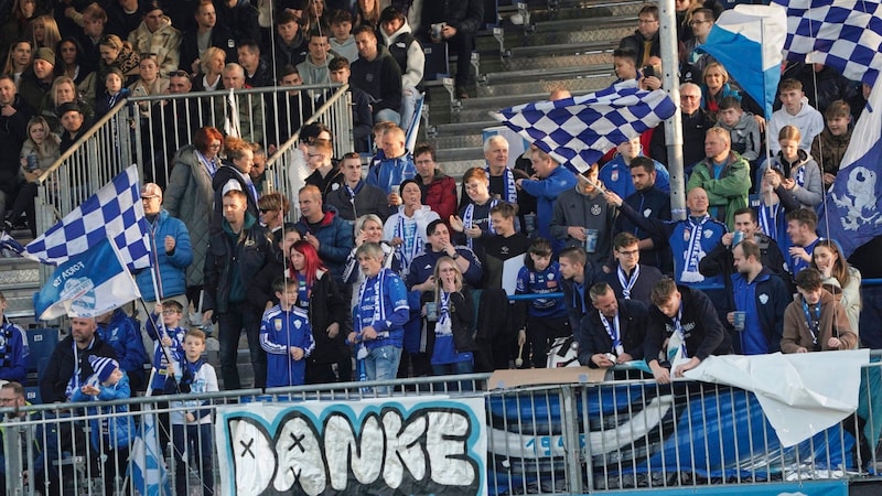 In der Meistergruppe kommen auch mehr Fans ins Stadion nach Hartberg. (Bild: Sepp Pail)