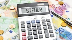 Durch den Steuerausgleich (Arbeitnehmerveranlagung) gibt es Geld vom Finanzamt zurück. (Bild: stock.adobe.com)