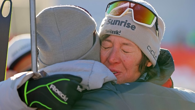 Sandra Flunger hugs Lena Häcki-Groß. (Bild: GEPA pictures)