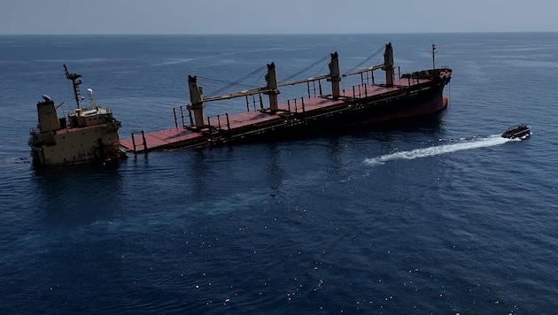 The tanker has since sunk in the Red Sea (Bild: AFP/Al-Joumhouriya TV)