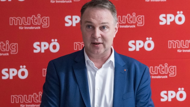 Le chef du SPÖ Andreas Babler lors d'une conférence de presse samedi pour les prochaines élections municipales à Innsbruck. (Bild: APA/EXPA/JOHANN GRODER)