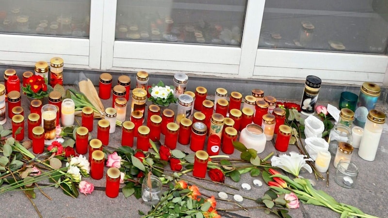 Flowers at the crime scene in memory of the victims of the triple murder. (Bild: Klemens Groh)