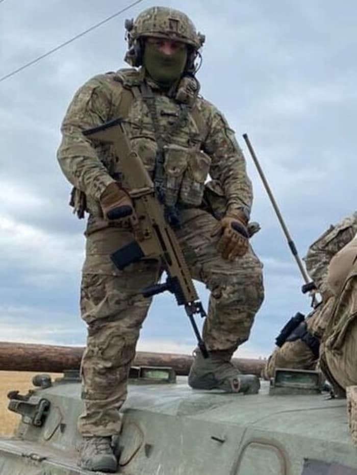 Viktor Torkotiuk mit einem belgischen Sturmgewehr im Osten der Ukraine