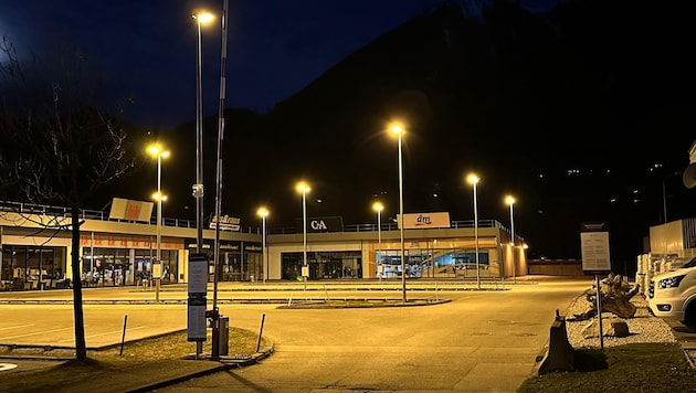 Vomp industrial estate: Entering the car park after operating hours through the open (!) barrier quickly becomes expensive. (Bild: ZOOM.TIROL)