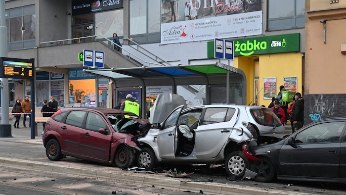 Die verletzten Menschen hatten an einer Straßenbahnhaltestelle gewartet.