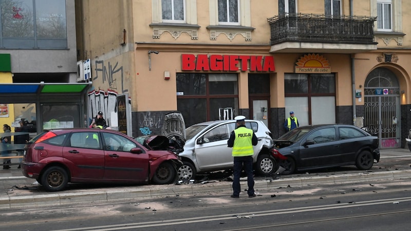 The driver rammed into three other vehicles. (Bild: AFP)