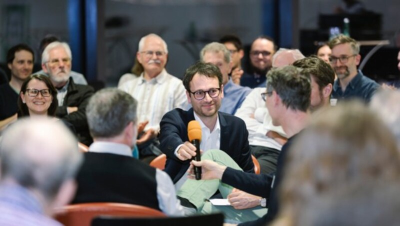 Landesrat Daniel Zadra (Grüne) begrüßte die Besucher und Besucherinnen und freute sich über die große Vielfalt im Publikum. (Bild: Inés Bacher)