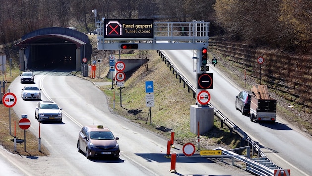 Zurzeit ist nur eine Fahrbahn im Schmittentunnel frei. (Bild: Hölzl Roland)