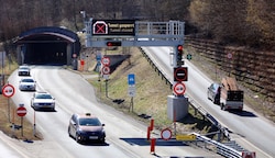 Zurzeit ist nur eine Fahrbahn im Schmittentunnel frei. (Bild: Hölzl Roland)