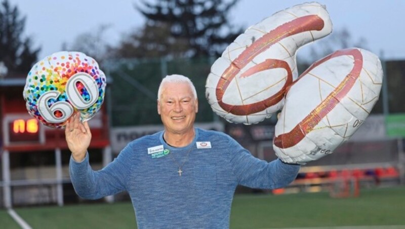 "Zack, zack, you're the oldest": The once youngest player in the national team turns 60. (Bild: Peter Tomschi)