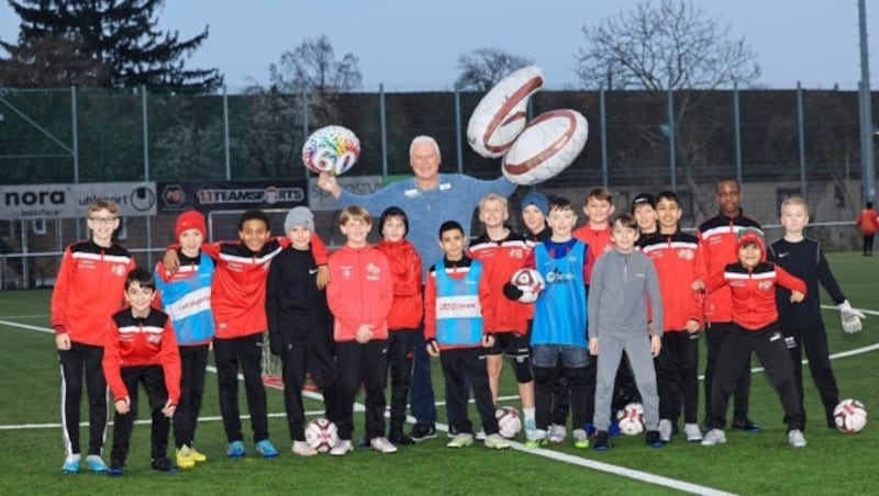 The mini-kickers of the U13 team at SV Wiener Viktoria gather around their boss, cheering. (Bild: Peter Tomschi)