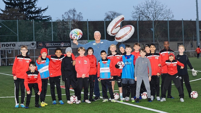 Die Minikicker der U13-Mannschaft beim SV Wiener Viktoria versammeln sich jubelnd um ihren Chef.