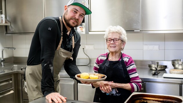¡Trude Oma habla como si le hubiera crecido un pico! La oriunda de Wachau lo demostró hace poco en la sesión de un menú del "Krone" con el galardonado chef Christoph Vogler. (Bild: Imre Antal)