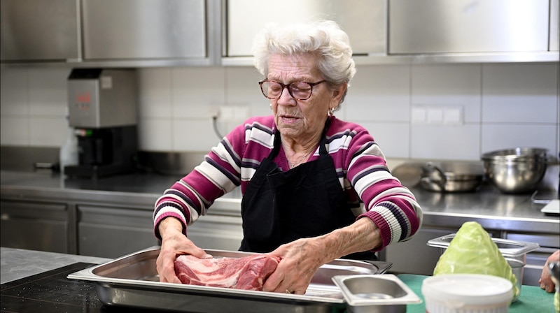 Trude Oma beim Zubereiten des Schweinsbratens (Bild: Imre Antal)