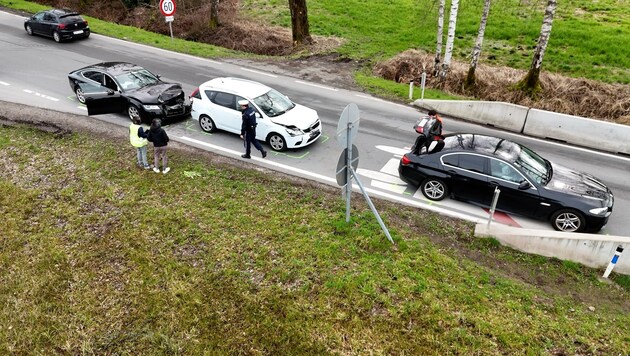 Die am Unfall beteiligten Pkw wurden teils erheblich beschädigt. (Bild: Maurice Shourot)