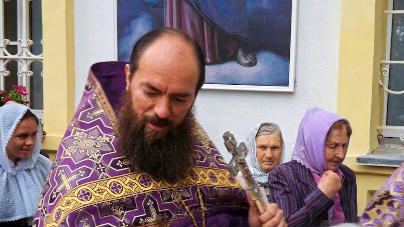 Der russische Priester Konstantin Bajasow hält Gottesdienste in Lipezk. (Bild: Der Spiegel)