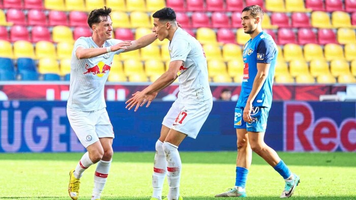 Vergangene Saison jubelte der Pongauer mit Adam Daghim (re.), der mittlerweile bei den Bullen ...