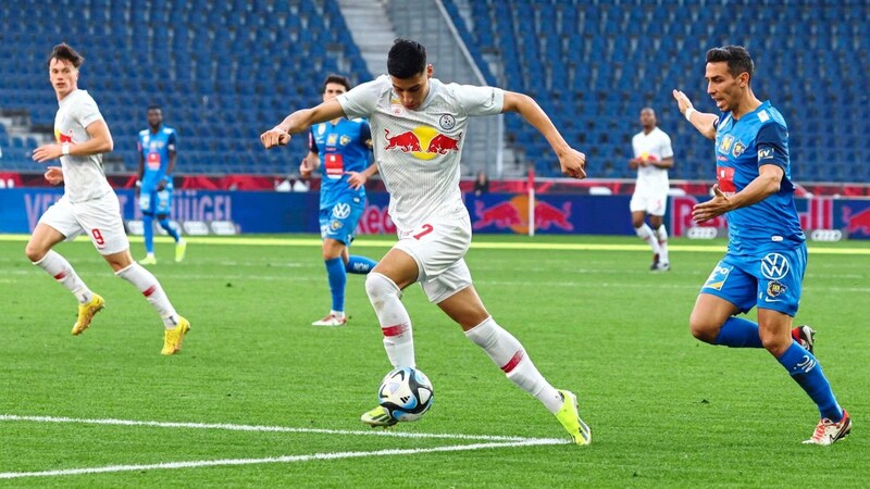 Adam Daghim (Mitte) verkörpert mit Luka Reischl (li.) den Sturm bei den Jungbullen. (Bild: GEPA pictures/David Geieregger)