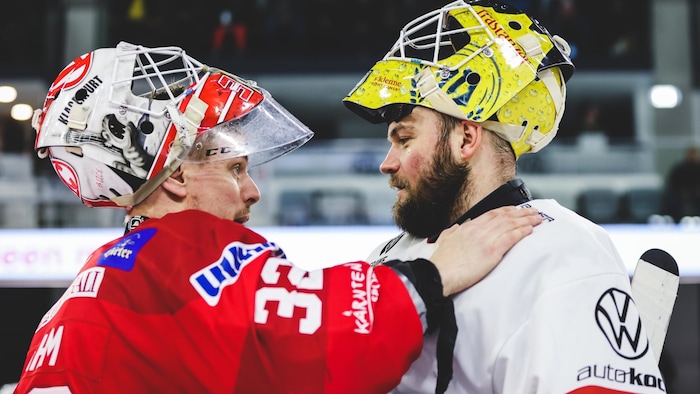 The goalie duel between KAC and Vorarlberg: Sebastian Dahm and former KAC goalie David Madlener.